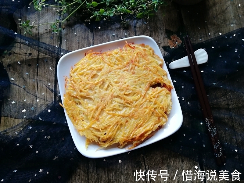 两个鸡蛋，一个地瓜，搅一搅，煎一煎，一会就做出一份早餐鸡蛋饼