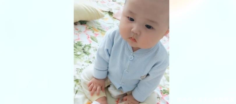 萌娃|萌娃的坐姿这么拽,一副不好惹的样子, 网友妈妈只想吃个饭