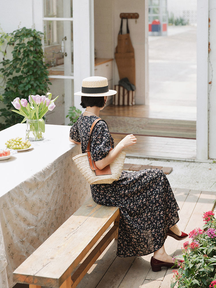 小姐姐|泫雅又飒又美，穿白色背心配高腰的牛仔裤，身材比例出众，真吸睛