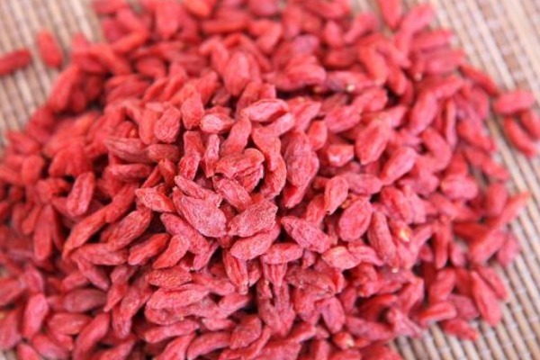 中老年人|每天睡前吃几粒枸杞,坚持一个月后,除了降压降糖,还有3大好处