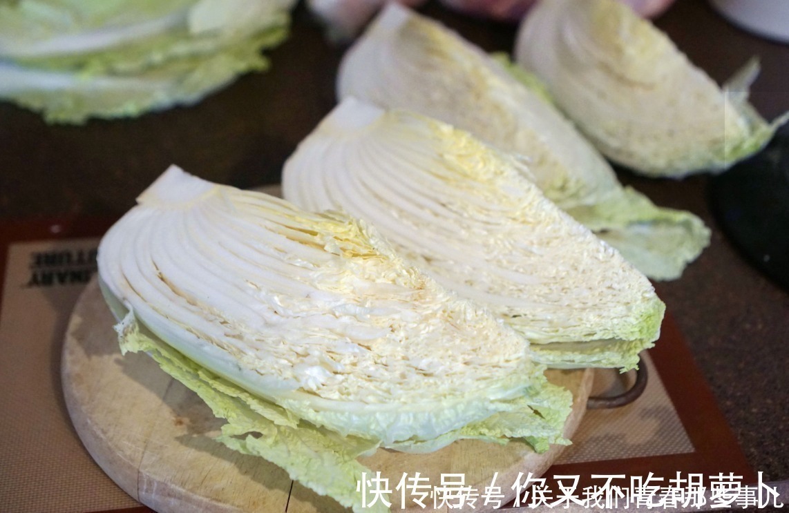 腌酸菜时，别只知道加盐，学会3个技巧，不发霉不起沫，越放越香