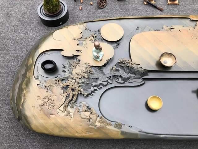 真正的“难得一见”,把长近2米的石头刻成山水画,还制成了茶盘