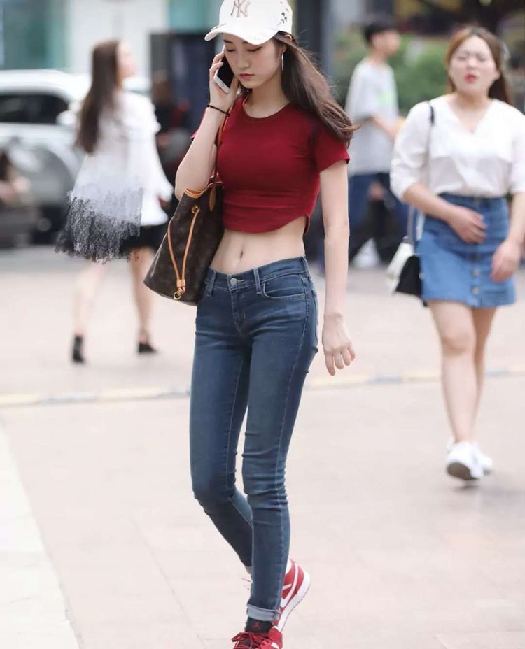 长发|身穿V领上衣的长发美女,搭配牛仔长裤,清新又甜美