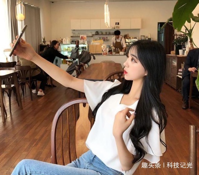 动人|牛仔裤越发美丽动人,不但能增添潮流风度,彰显出有致的身体曲线