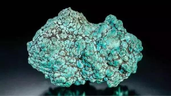 蓝色系宝石大家族：蓝钻石、蓝宝石、坦桑石、托帕石…通通教你分清楚