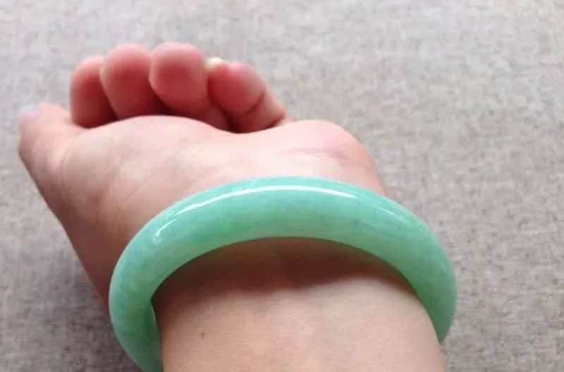 朋友早市4800买的翡翠原石,竟切出5条果绿手镯,笑得合不拢嘴!