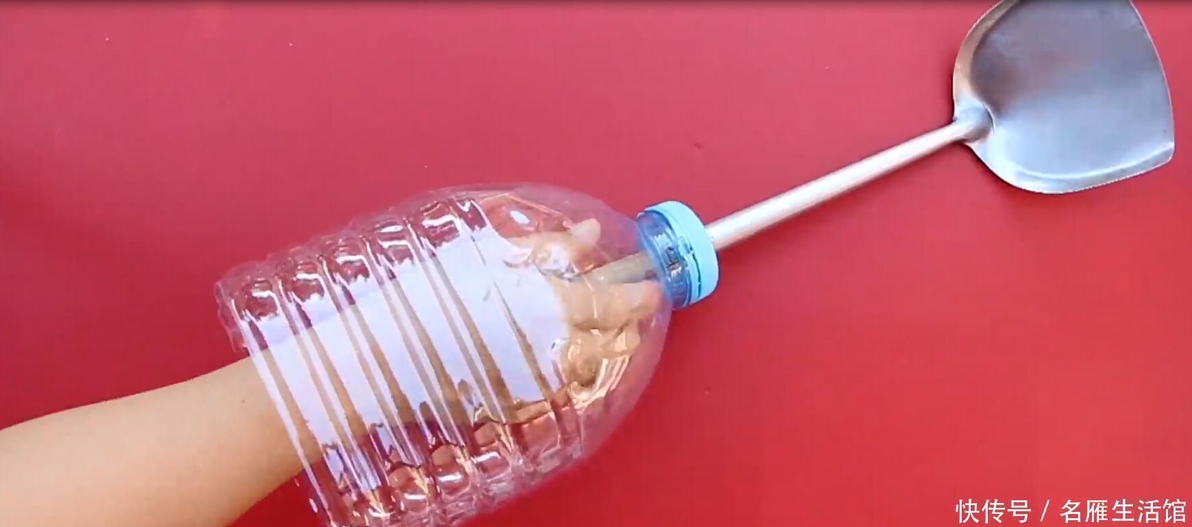 塑料瓶丢进花盆里，一整年都不用浇水了养花超棒，几乎没人晓得