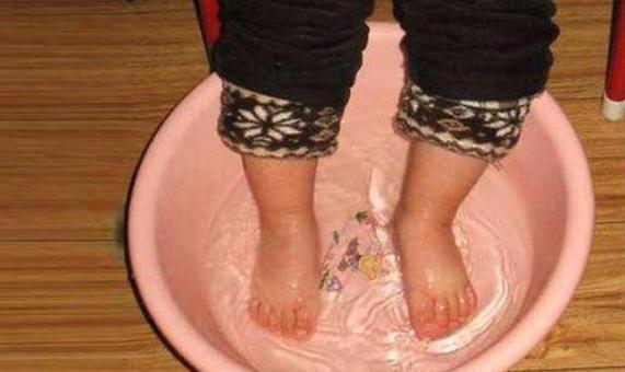 热毯|冬天照顾孩子,家长要避开5个错误做法,以为做得对实则伤娃