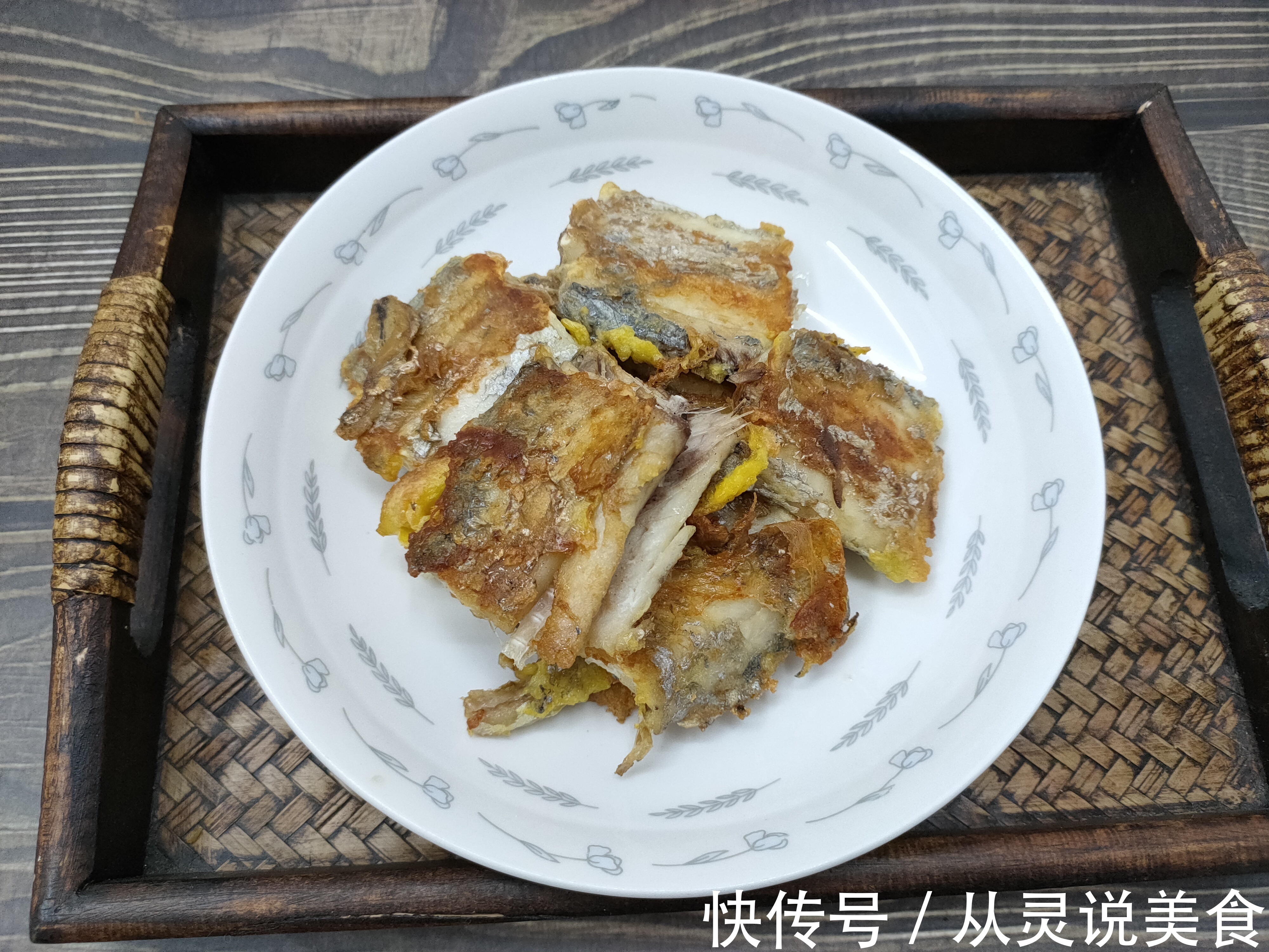 煎带鱼时，别再放面粉了，教你多加2味，带鱼外酥里嫩