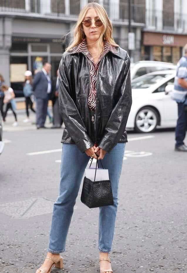 穿着|别总穿一字带凉鞋,今夏流行这些“双带”凉鞋,时髦洋气又舒适