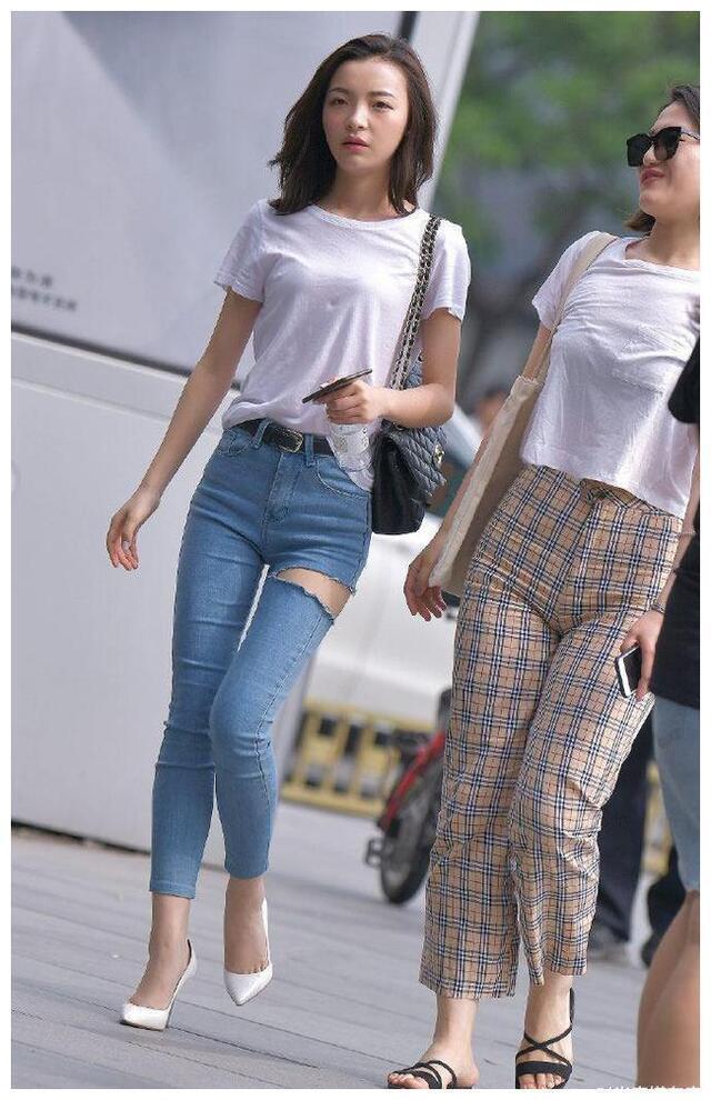 高跟鞋|街拍：高跟鞋突出了优雅的气质与美感，搭配牛仔裤更显时尚