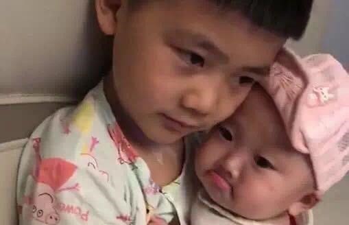 一个屋檐下|妹妹被教训后,一脸委屈躲在哥哥怀里,妈妈看后心都暖化了