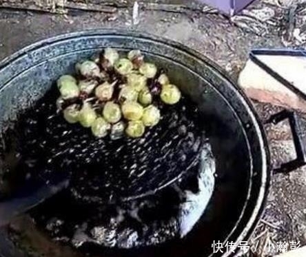 捞出|女友油炸葡萄,男友骂她浪费,把葡萄捞出后男友拿起就吃,惊喜了