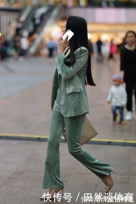 毛呢|路人街拍,蓝色的运动休闲装,很显青春活力的气息