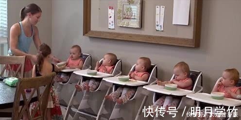小家伙|5胞胎排排坐等妈妈喂饭,看到妈妈出现后,小家伙表情萌翻了!
