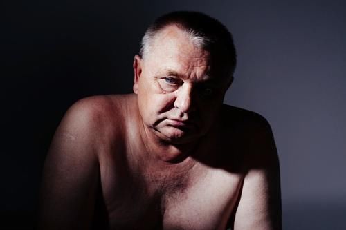 排便|老年人便秘不要慌,医生:一片叶子泡水喝,隔天一通到底,排出宿便