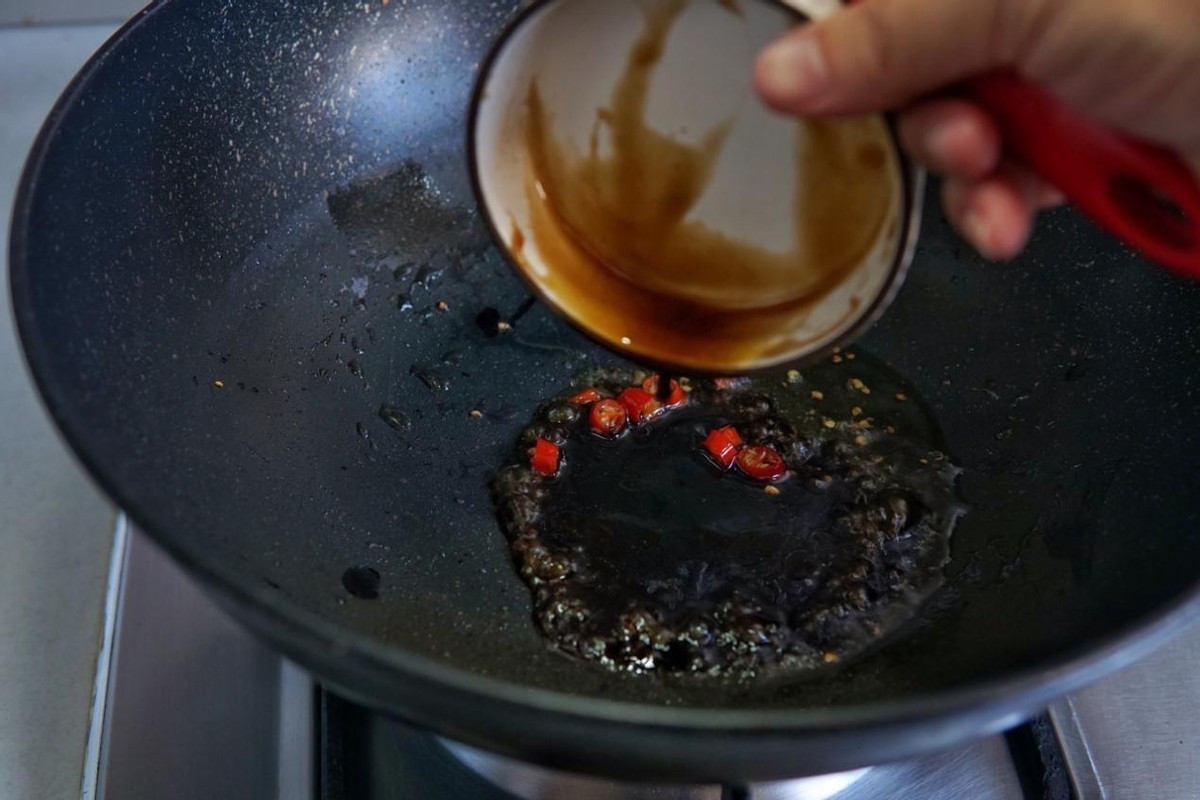 莲藕最下饭的做法，脆嫩亮白不发黑，吃起来比肉香