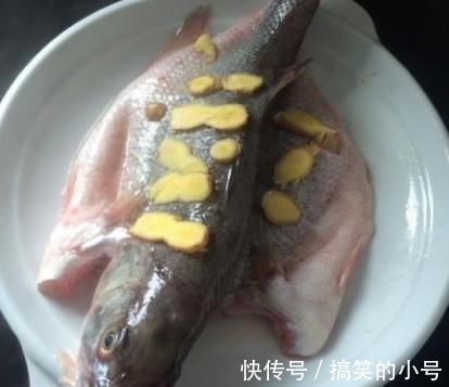 做清蒸鲈鱼，最忌加盐和料酒！掌握3要点，鱼鲜嫩无腥味，超好吃