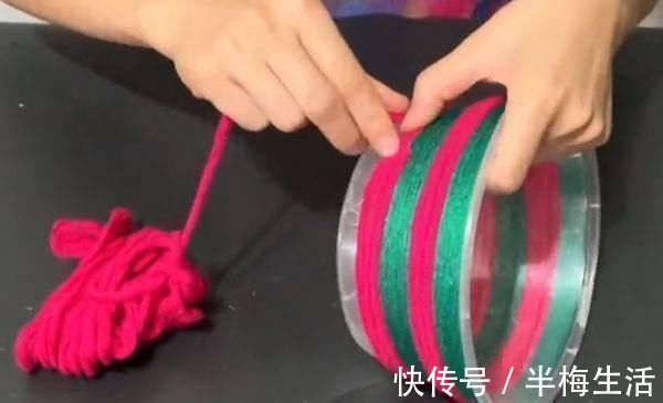 快餐盒上穿一根铁丝，用毛线缠一缠，放在家里好看又实用