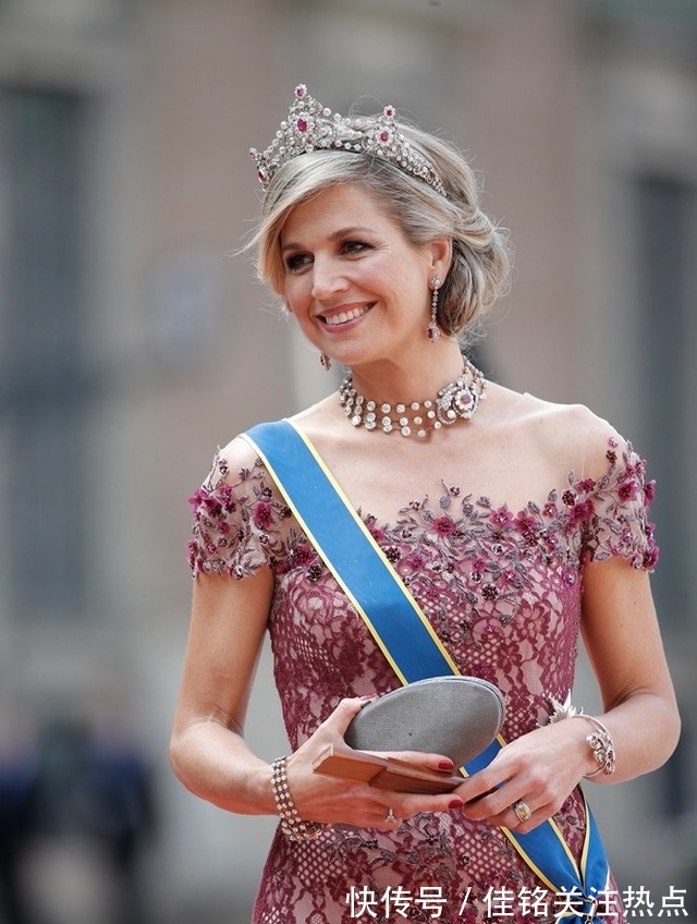 黄色 50岁荷兰王后穿搭用色超大胆,穿遍彩虹色,连英女王也望尘莫及!