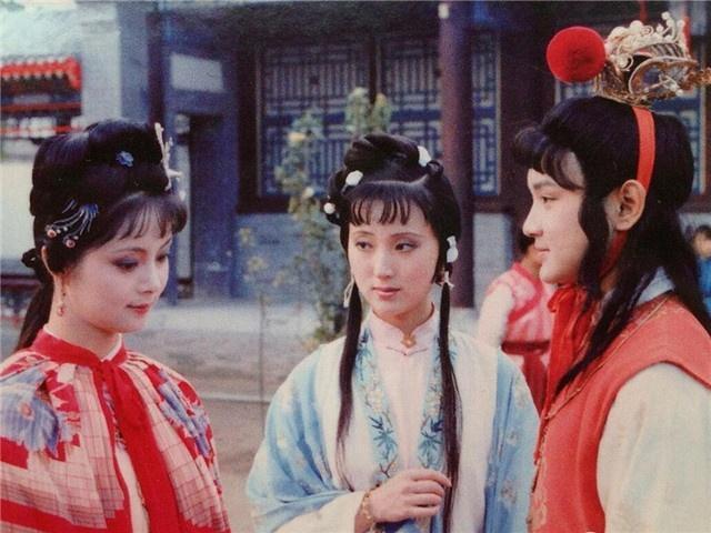 王熙凤&薛宝钗在贾府最大的敌人,并非林黛玉而是手握重权的她