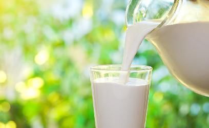 睡前喝牛奶能助眠？細(xì)數(shù)喝牛奶常見的5個誤區(qū)