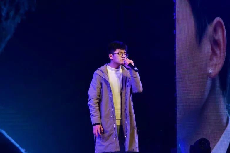 冬天的第二场雪和今晚的校园歌手大赛更配噢～