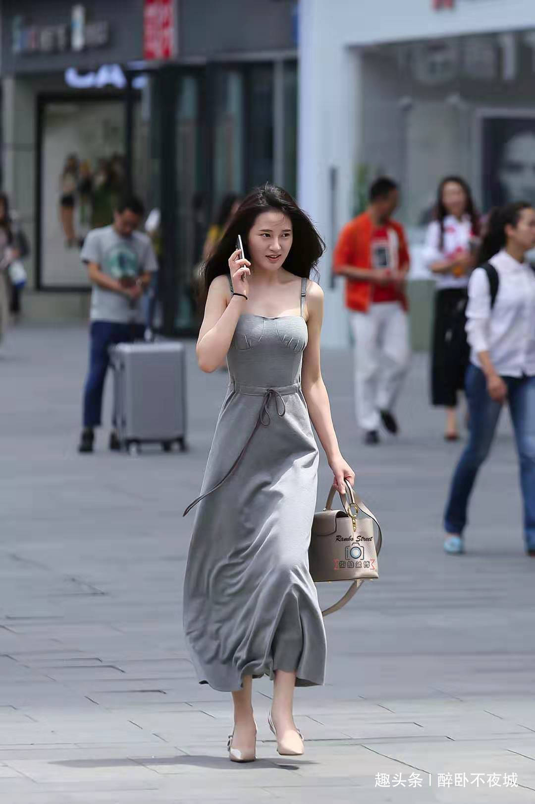 饱和度 街头美女吊带灰色长裙,迎风吹来的样子更美了!