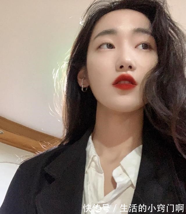 化妆 为什么现在很多女生不化妆只涂口红!