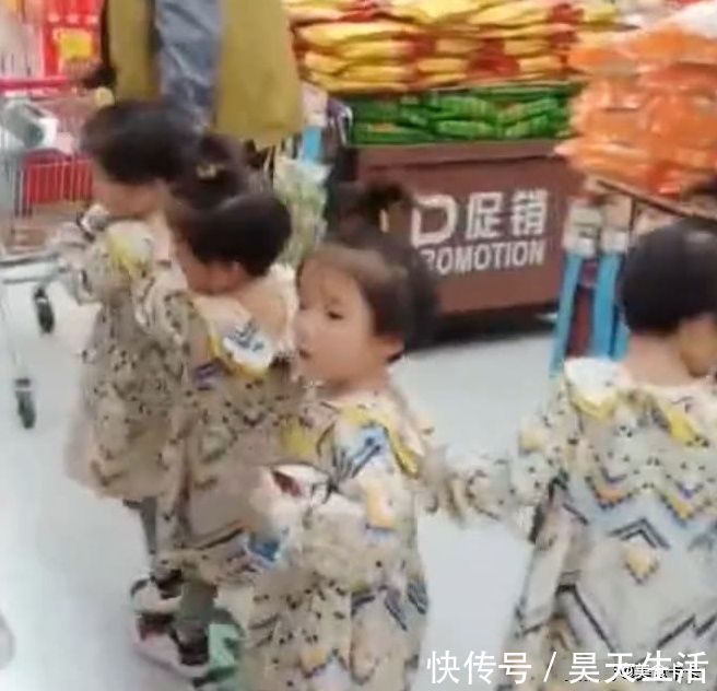爸爸|四胞胎和爸爸一起逛超市,四个小家伙依次排开跟在爸爸的后面