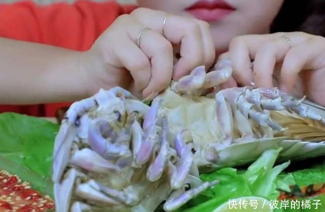 深海巨虱是什么味道的?日本厨师大秀刀工料理,看完让人流口水!