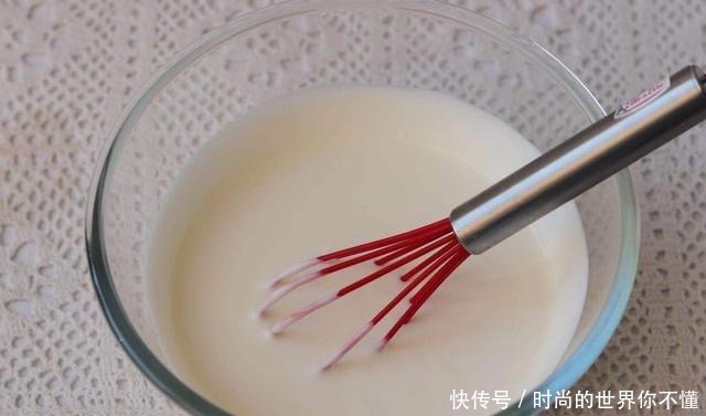 这蛋糕用酸奶和牛奶就能做,免蒸烤,入口即化,好吃不上火