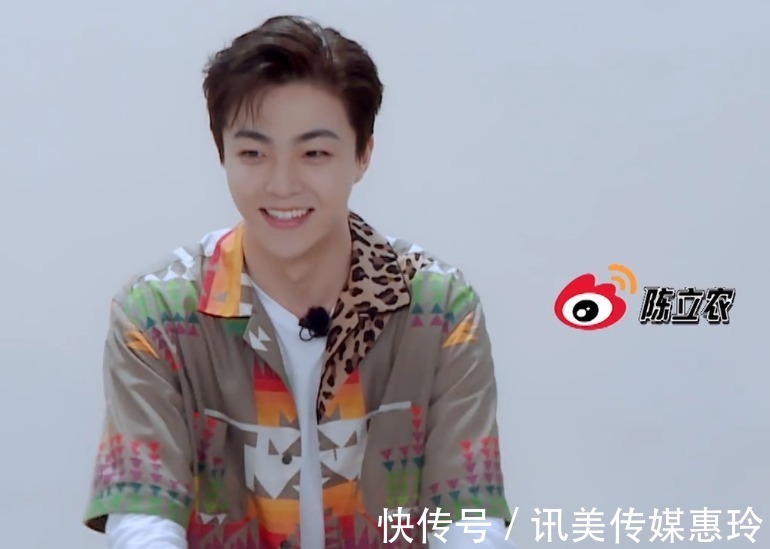 陈立农王耀庆玩打手板,嗨到极点,农哥笑成地主家的“傻儿子”