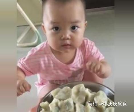 辅食|“馋猫宝宝”高铁上看到有人吃东西，流了爸爸一肩膀口水，太萌了