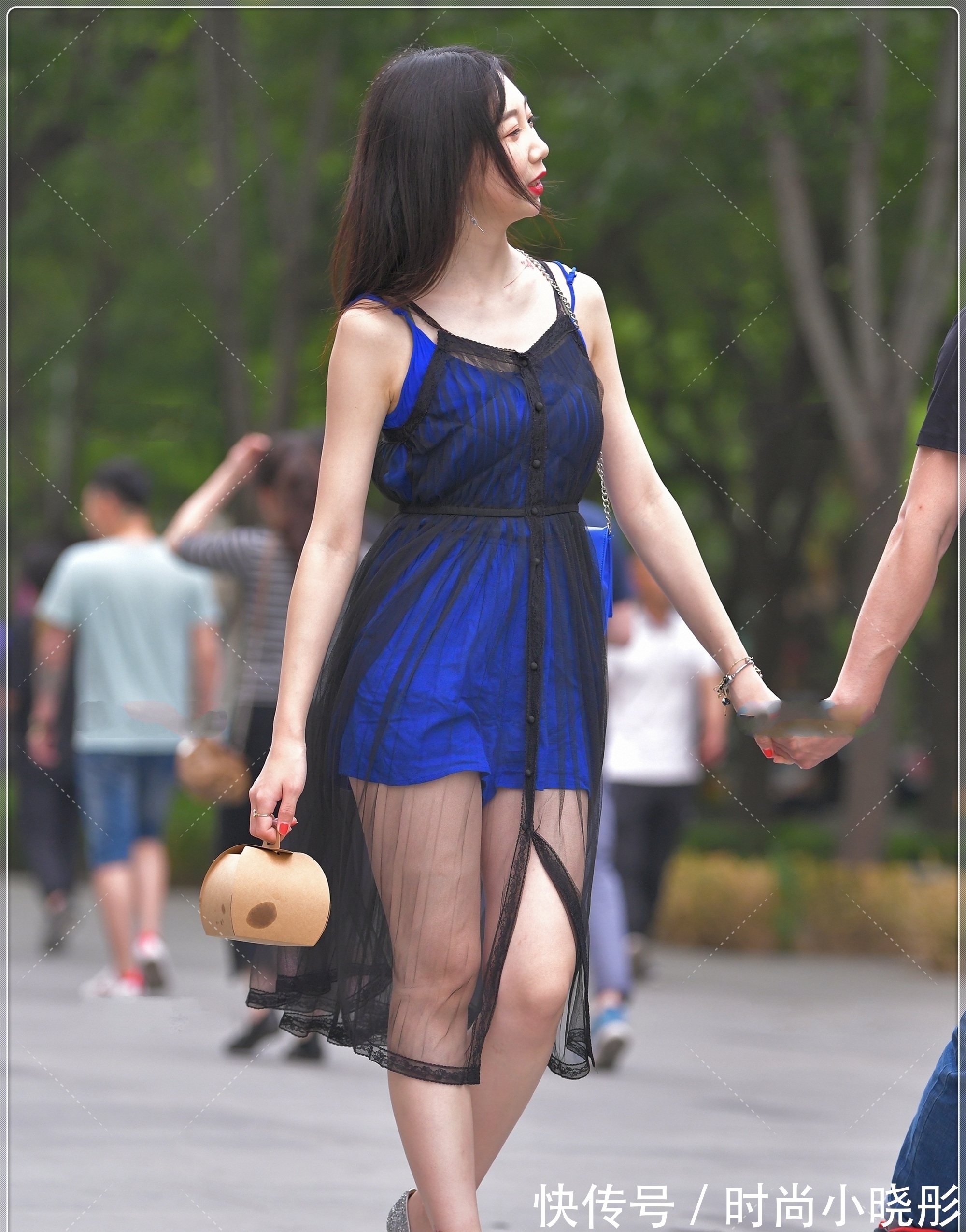 穿搭 宝石蓝连衣裙外搭黑色网纱,配色新颖,魅力十足