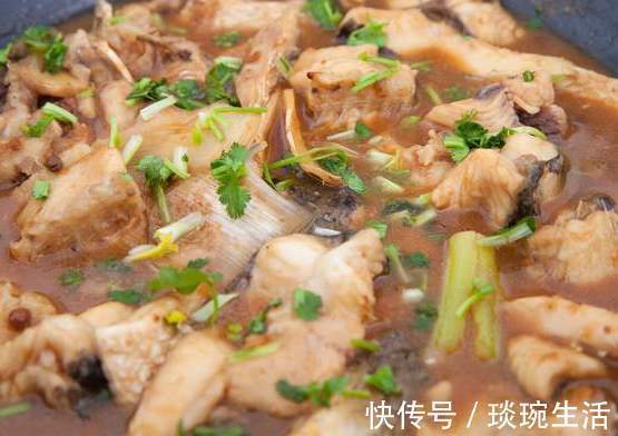 鱼肉|不管炖什么鱼,去腥别只会放料酒,多放这2样,鱼肉鲜香没腥味