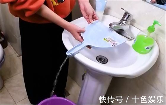 塑料瓶简单割几刀,放在卫生间里,完美解决了经常遇到的大难题