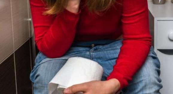 46岁男子凌晨肠癌离世，大夫怒斥道：都是一张嘴