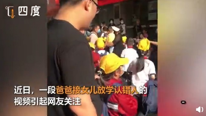 小辫|萌娃商场认错妈抱着不松手,还当着亲妈的面亲了这位“妈妈”!结局萌化