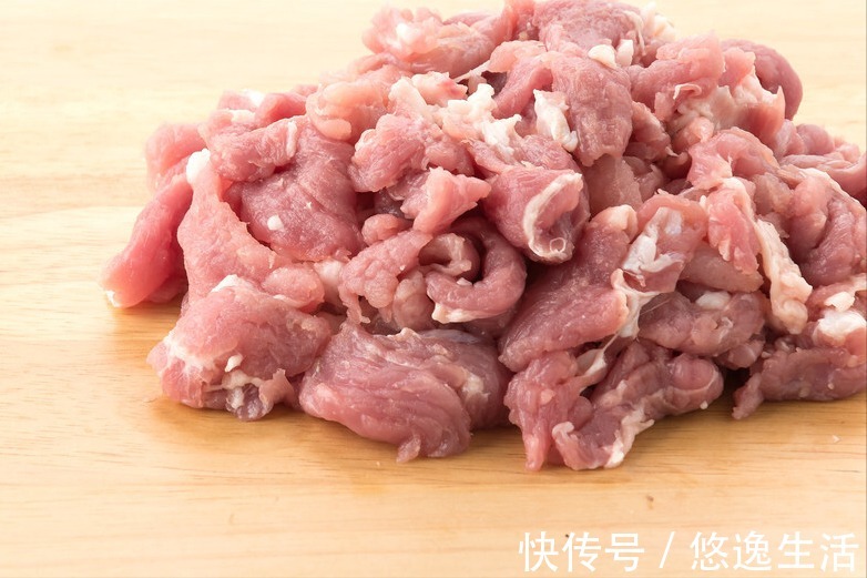 淀粉|炒瘦肉，放淀粉还是蛋清大厨教你一招，瘦肉又香又嫩，不发柴
