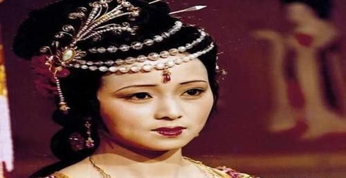 贾宝玉|秦可卿死后,贾宝玉为何口喷鲜血她对贾家的重要程度超乎想象