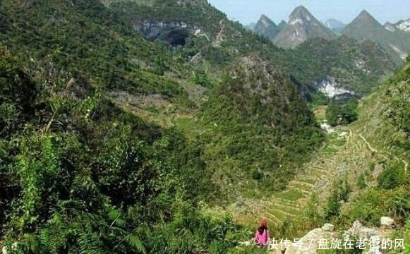 部落|深山旅游遇到穴居部落，生活场景让外人无法想象！