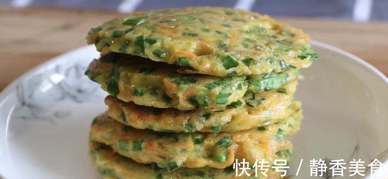 胡萝卜韭菜煎饼,简单又快速,营养又美味,早上别忘记吃饭哦~