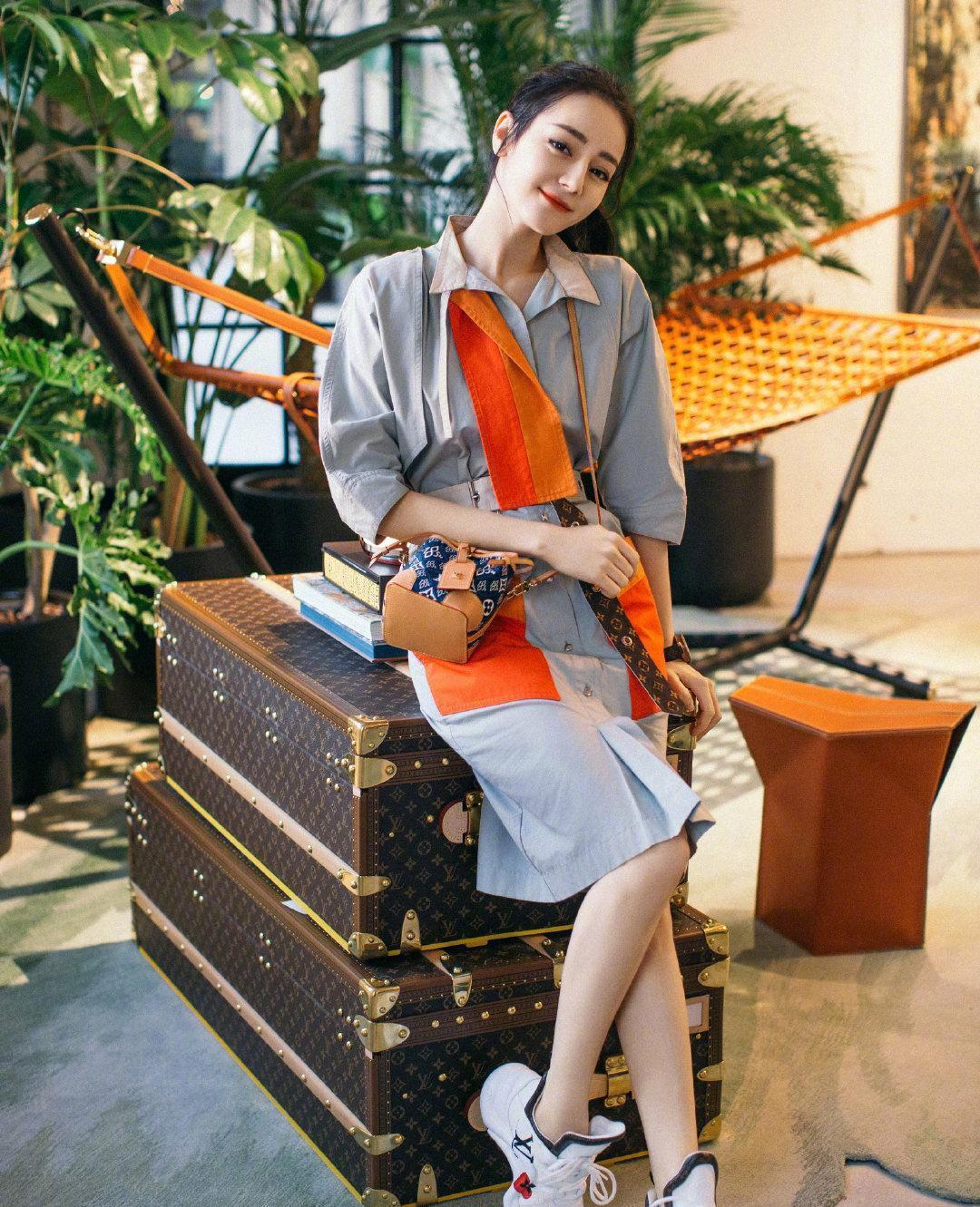 洋气|迪丽热巴扎麻花辫真洋气,绿色开衫配阔腿牛仔裤,女神范儿十足