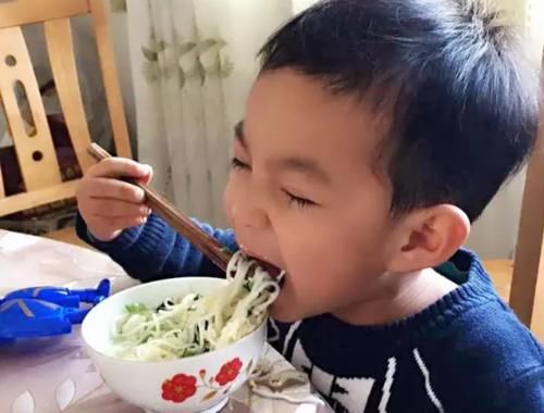 食用|世卫组织呼吁停止食用，比陈醋还伤骨骼，提醒家长：尽早撤下餐桌