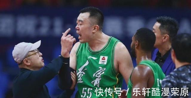 央视|央视全国直播中,韩德君威姆斯冲突被消音,易建联一举动维护两人