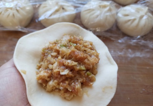 和面|包子怎么做才好吃?教你调馅小技巧,出锅蓬松宣软,个个皮薄馅大