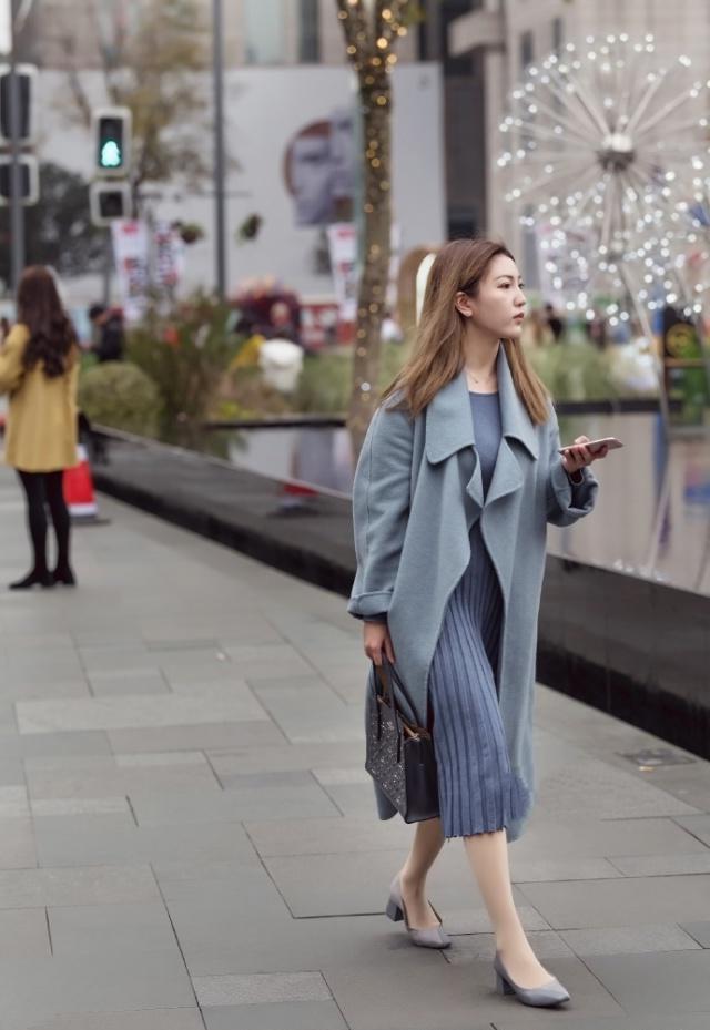 气质感 黑色大衣搭配打底裤,休闲又不失气质感,衬托出女性的优美
