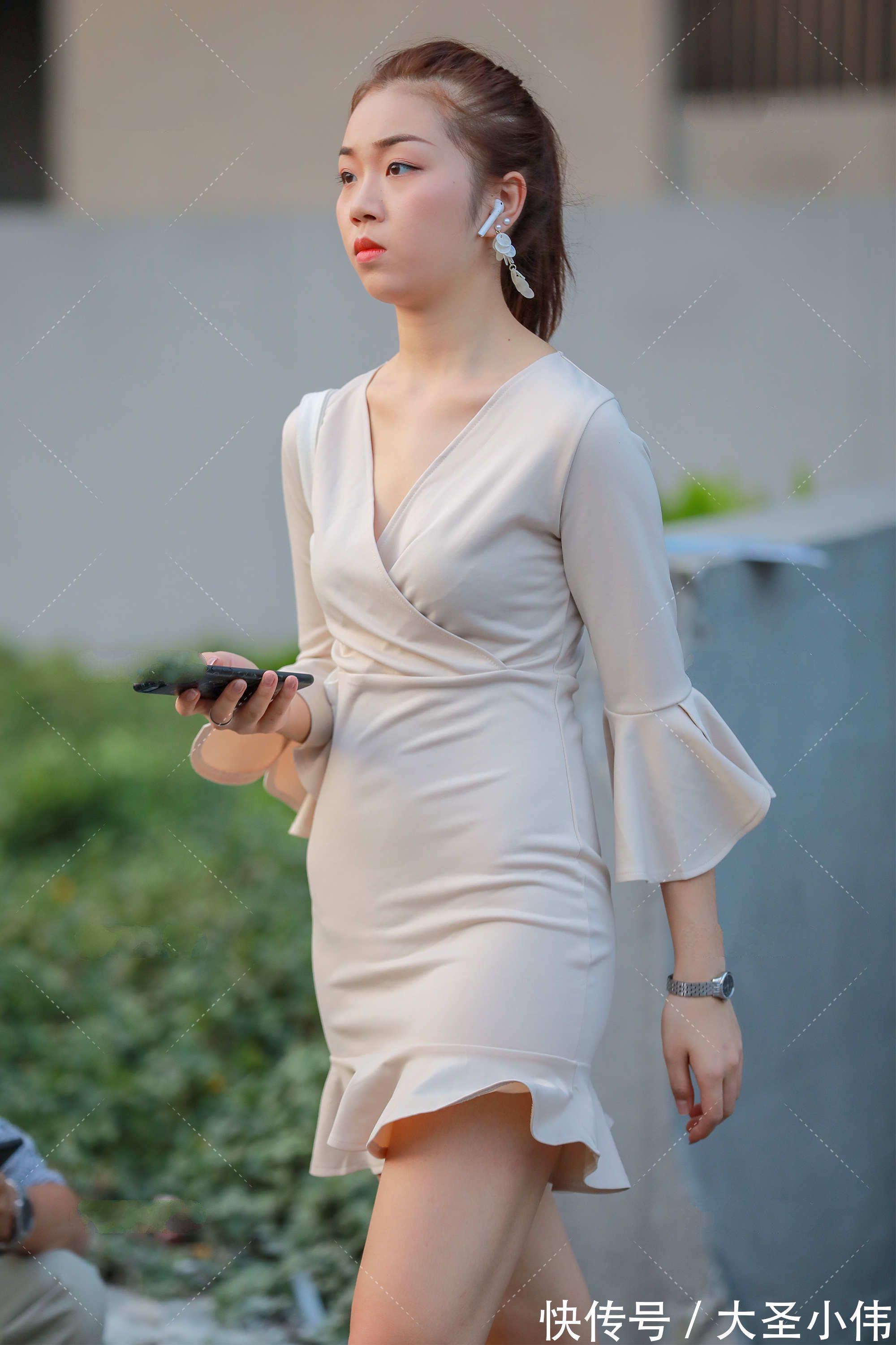 穿搭|美女街拍:小姐姐穿米色连衣裙,清新又不失稳重的轻熟气质,哪一款更适合你