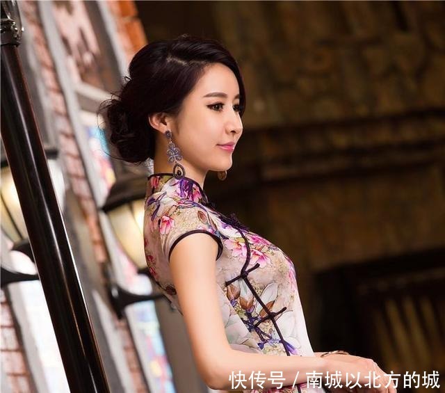 旗袍的开叉原来还有这样的作用,不得不佩服这样的想象力!